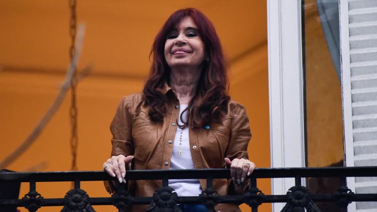 Cristina Fernández de Kirchner continúa internada en el Sanatorio Otamendi tras su operación por una apendicitis. Cristina Fernández de Kirchner continúa internada en el Sanatorio Otamendi tras su operación por una apendicitis.