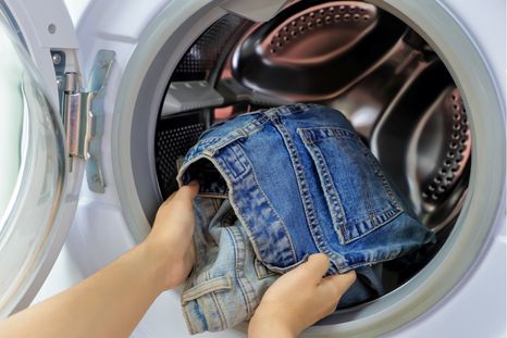 Cuida tus jeans siguiendo los siguientes consejos de lavado Foto: Shutterstock