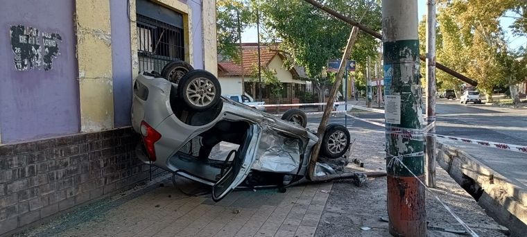 Uno de los vehículos terminó volcado contra un instituto de danza Foto: Gentileza