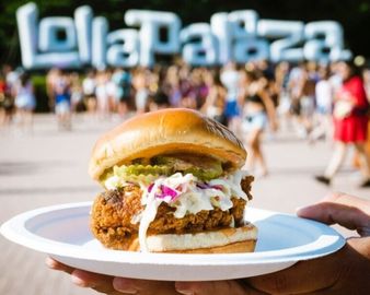 Miles de jóvenes cargan sus pulseras para evitar las filas en las horas pico del festival. / Instagram @lollapaloozaar Miles de jóvenes cargan sus pulseras para evitar las filas en las horas pico del festival. / Instagram @lollapaloozaar