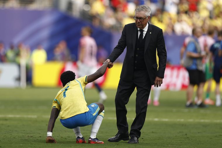 Carlo Ancelotti, DT de Brasil, levanta del suelo a Vinicius Junior tras la eliminación de Brasil frente a Noruega.