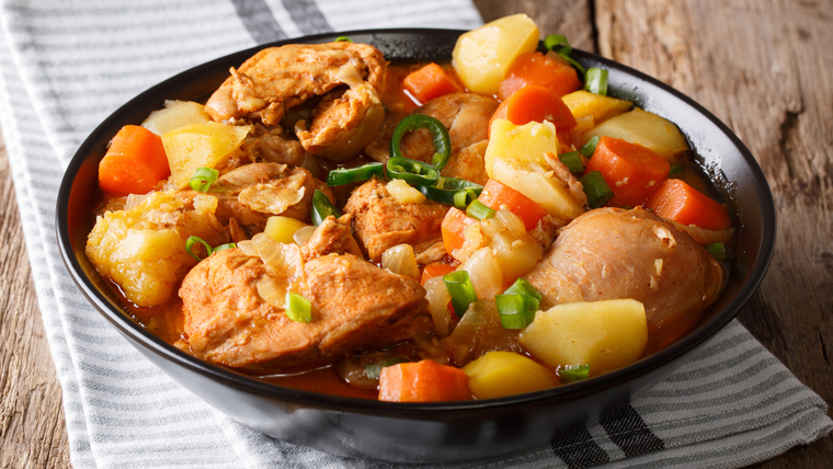 Gusto a hogar: receta de estofado de pollo y papas súper reconfortante.