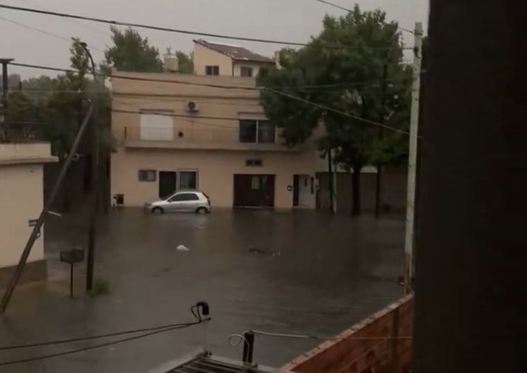 Vecinos grabaron un cuerpo flotando en Valentín Alsina. Foto: Captura de video