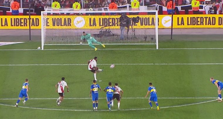 Enzo Pérez dentro de la medialuna mientras patea Borja.