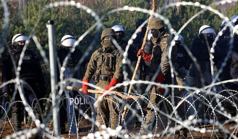 La frontera entre Polonia y Bielorrusia está militarizada y será cerrada. Foto: Efe.