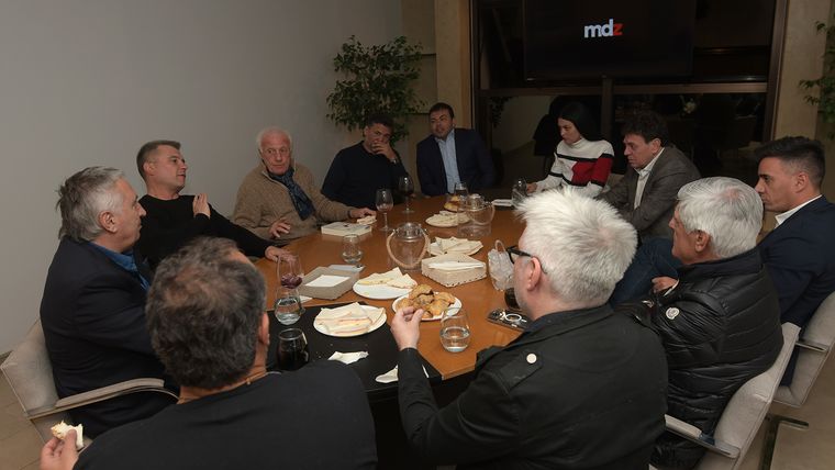 Intendentes, invitados y parte del equipo de MDZ, en plena charla. Intendentes, invitados y parte del equipo de MDZ, en plena charla.