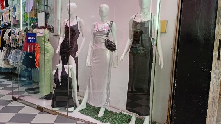 Los vestidos de fiesta incrementan su valor de acuerdo a las telas y la confección. Los vestidos de fiesta incrementan su valor de acuerdo a las telas y la confección.