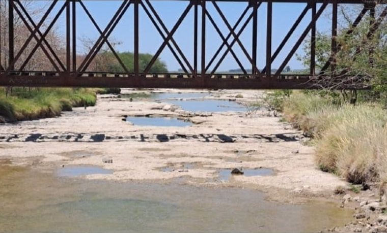 La fuerte sequía atacó varias cuencas del país que alimentan a la industria agropecuaria Foto: Twitter: @churchill00