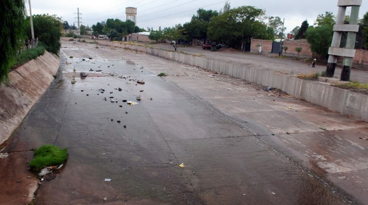 Las lluvias de alta montaña bajan por el zanjón de Los Ciruelos. Las lluvias de alta montaña bajan por el zanjón de Los Ciruelos.