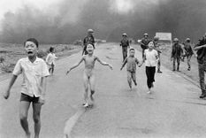 Nick Ut ganó un Pulitzer y otros numerosos premios por la foto llamada "El terror de la guerra", conocida popularmente como "La niña del napalm". En el centro se ve a Kim Phuc, de 9 años.