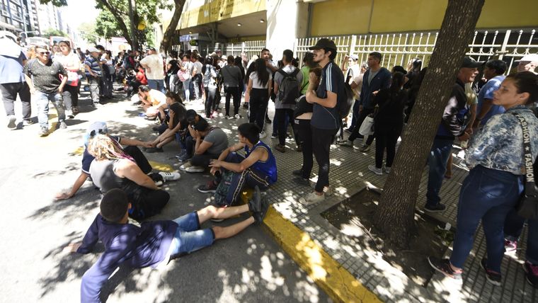 Protesta Manifestantes sobre la vereda, en coincidencia con las disposiciones de Seguridad Foto: Juan Mateo Aberastain / MDZ