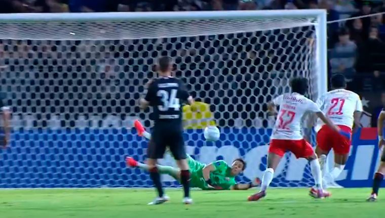 Santiago Beltrán salvó a River contra RB Bragantino.