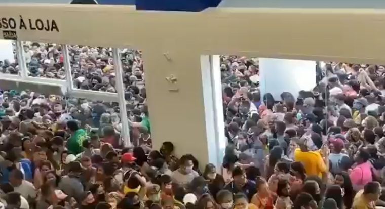 Plena pandemia La aglomeración que se ve en el video es impresionante.