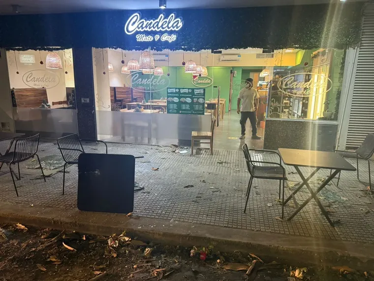 El vidrio quedó destruido en la vereda.&nbsp;