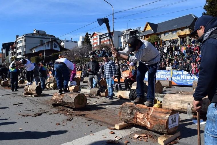 Dentro de la Fiesta de la Nieve en Bariloche, el emblemático Concurso de Hacheros y Hacheras pondrá a prueba la rapidez y fuerza de más de 40 participantes (30 mujeres y 14 hombres).