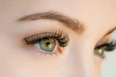 Muchas mujeres recurren al uso de pestañas postizas con el fin de resaltar sus ojos y cejas. Foto: Shutterstock