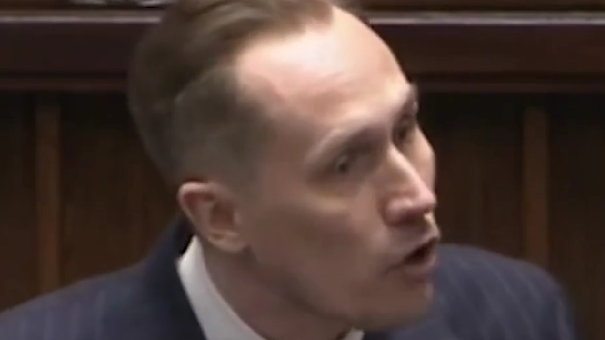 Repudiable: un diputado polaco exhibió la bandera de Israel con una esvástica