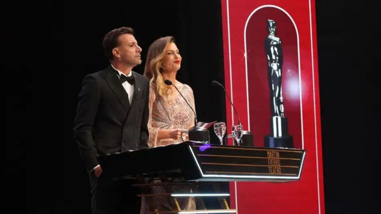 La ceremonia fue conducida por Mazzocco y Bossi. / Captura de pantalla