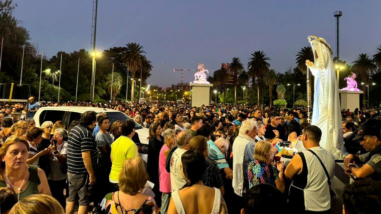 El inicio de la procesión en los portones del Parque San Martín. El inicio de la procesión en los portones del Parque San Martín.