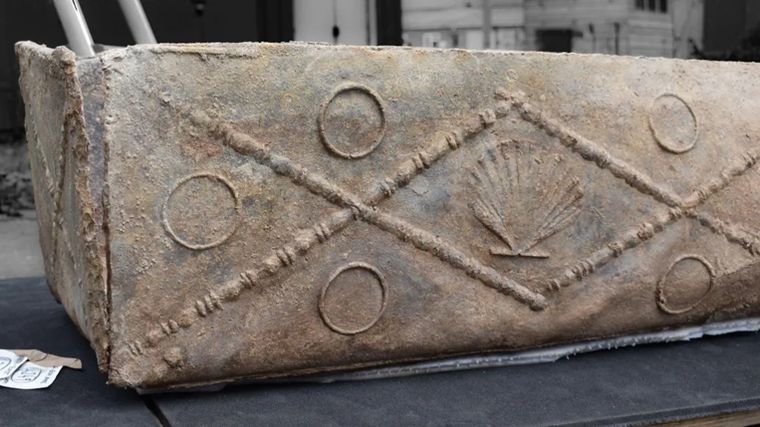 El entierro hallado en el antiguo hospital de Colchester conservó un ataúd de plomo romano y objetos que apuntan a una mujer de alto estatus.