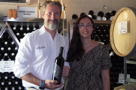 Cristian Moor y Teresita Barrio, los enólogos detrás de la única bodega bonsái de Argentina.&nbsp;