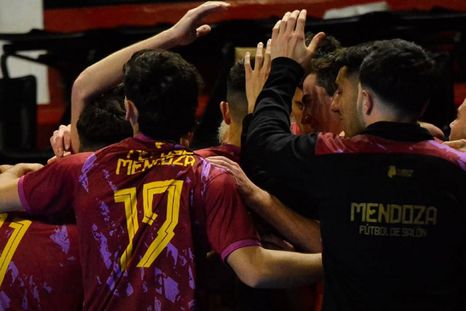 La Selección de Mendoza de futsal se clasificó a las semifinales del torneo Argentino en Rosario tras vencer por 3 a 1 a Corrientes Interior. La Selección de Mendoza de futsal se clasificó a las semifinales del torneo Argentino en Rosario tras vencer por 3 a 1 a Corrientes Interior.