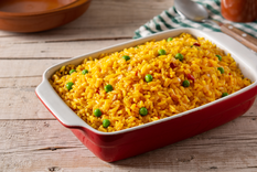 La receta de arroz a la mexicana se transmite de generación en generación, siendo un acompañamiento infaltable en comidas y celebraciones mexicanas.