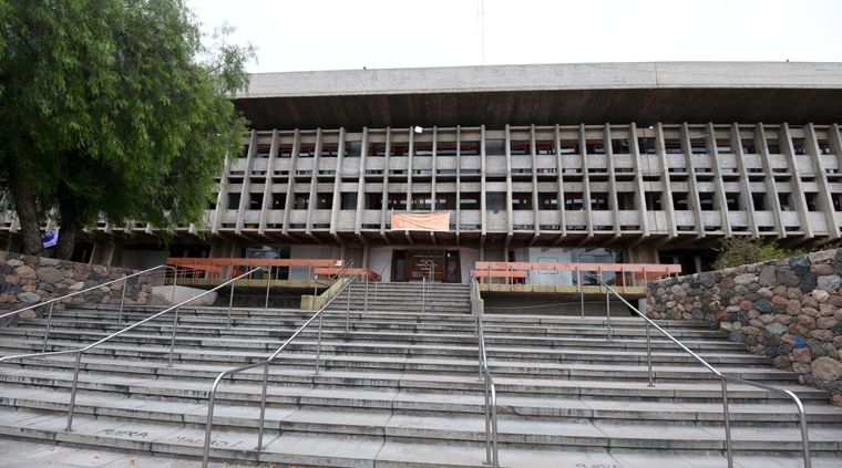 Estudiar y trabajar al mismo tiempo es un duro reto en los tiempos que corren Foto: ALF PONCE MERCADO / MDZ
