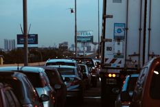Choque entre camión y dos autos generó un caos en la autopista 25 de mayo. Foto: Telam Choque entre camión y dos autos generó un caos en la autopista 25 de mayo. Foto: Telam