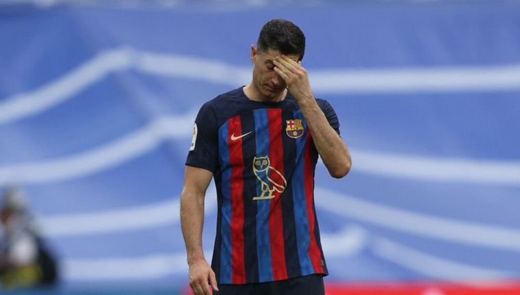 Robert Lewandowski se lesionó con Polonia y se perderá el clásico frente al Real Madrid. Foto: EFE Robert Lewandowski se lesionó con Polonia y se perderá el clásico frente al Real Madrid. Foto: EFE