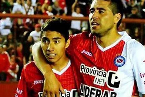 Luciano Cabral junto a Riquelme