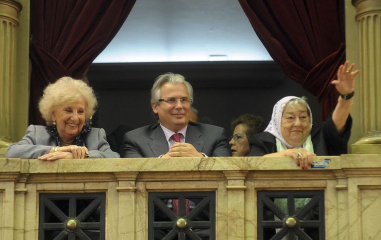 El exjuez español, Baltasar Garzon (C), junto a la titular de abuelas de Plaza de Mayo, Estela de Carlotto (I) y la presidenta de Madres de Plaza de Mayo, Hebe de Bonafini (D), esta ultima falleció hoy a los 93 años. Foto: FOTO: JUAN VARGAS