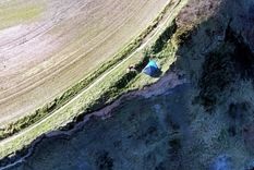 Tienda de campaña en un acantilado cerca de Staithes, en el noreste de Inglaterra. Foto: Facebook.