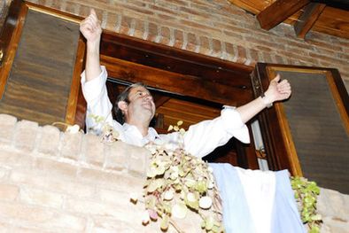 MDZol | El vicepresidente se terminó asomando al balcón de su casa. Foto: Ivana Gonzalez / MDZ