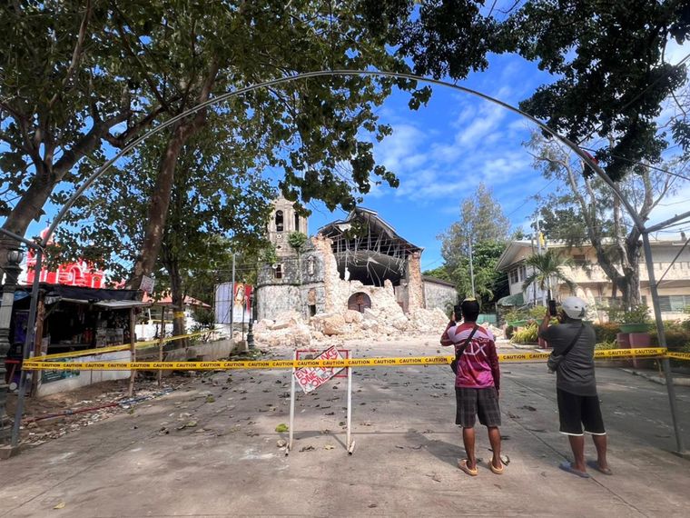 El Instituto de Vulcanología y Sismología de Filipinas (Phivolcs) informó que el sismo ocurrió a las 21:59 hora local (13:59 GMT).