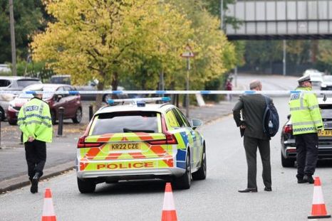 Los testigos gritaron que el hombre portaba muchas pelotas de golf en su chaqueta, lo que generó pánico por la posibilidad de que se tratara de una bomba. Los testigos gritaron que el hombre portaba muchas pelotas de golf en su chaqueta, lo que generó pánico por la posibilidad de que se tratara de una bomba.