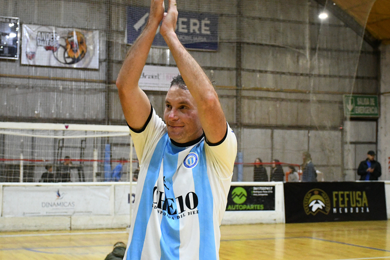 Mescolatti tuvo su merecido homenaje en Andes Talleres Foto: Futsal de Primera
