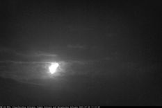 Las primeras imágenes del volcán en erupción. Las primeras imágenes del volcán en erupción.