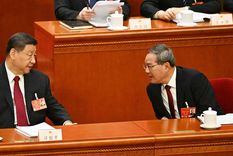 El presidente de China, Xi Jinping, sentado junto al primer ministro, Li Qiang, en la sesión inaugural de la Asamblea Popular Nacional.