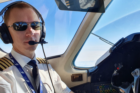 El piloto Artur Rodionov afirma que la suplantación de GPS se ha convertido en un suceso "habitual" con el que tiene que lidiar. El piloto Artur Rodionov afirma que la suplantación de GPS se ha convertido en un suceso "habitual" con el que tiene que lidiar.