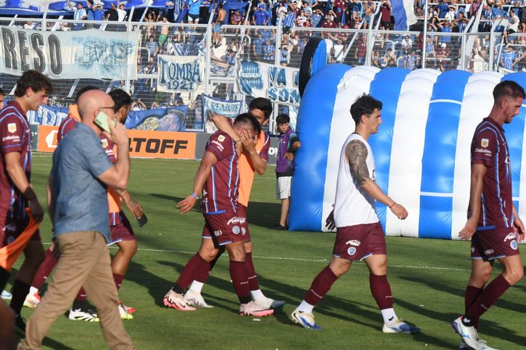 Tristeza sin final. El plantel de Godoy Cruz se retira al camarín luego del empate y del descenso consumado tras 17 temporadas consecutivas en Primera división.&nbsp;