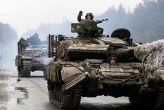 Tanque ucraniano se dirige al frente de batalla en Lugansk, el pasado 25 de febrero. Foto: GETTY IMAGES Tanque ucraniano se dirige al frente de batalla en Lugansk, el pasado 25 de febrero. Foto: GETTY IMAGES