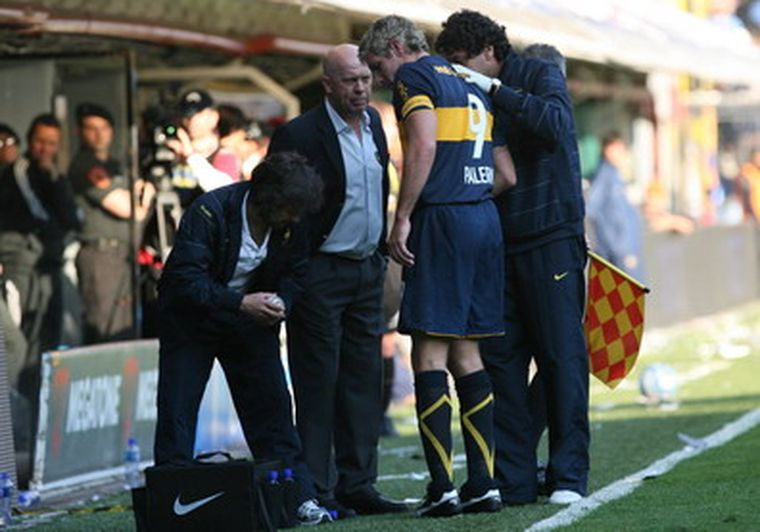Palermo es atendido por el médico de Boca. Foto: fotobaires