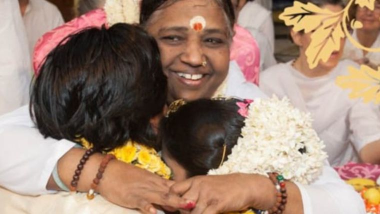 El abrazo de Amma produce simbólicamente experiencias de carencia emocional. El abrazo de Amma produce simbólicamente experiencias de carencia emocional.