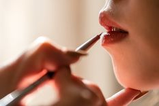 Existen varios trucos de maquillaje para que tus labios luzcan radiantes. Foto: Pixabay