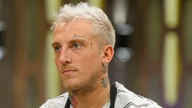 El artista no se ha pronunciado respecto al accidente en el que se vió envuelta la trafic con ploteada con su nombre y foto. El artista no se ha pronunciado respecto al accidente en el que se vió envuelta la trafic con ploteada con su nombre y foto.