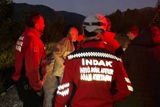 Beyhan Mutlu conversa con los rescatistas sobre cómo harán el operativo para dar... con él. Foto: DailySabah.