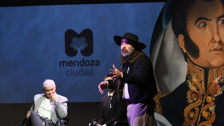 La conversación´, entre Gustavo Capone y el conductor invitado Julián Imazio, fue interrumpida por intervenciones teatrales. La conversación´, entre Gustavo Capone y el conductor invitado Julián Imazio, fue interrumpida por intervenciones teatrales.