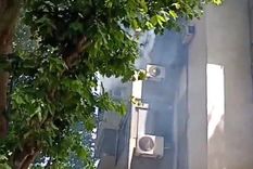 El incendio se originó en el tercer piso. Foto: Captura de pantalla
