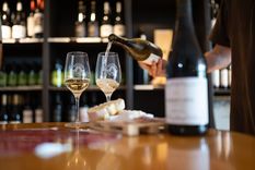 dilemas y afirmaciones de periodistas, acompanados de chardonnay